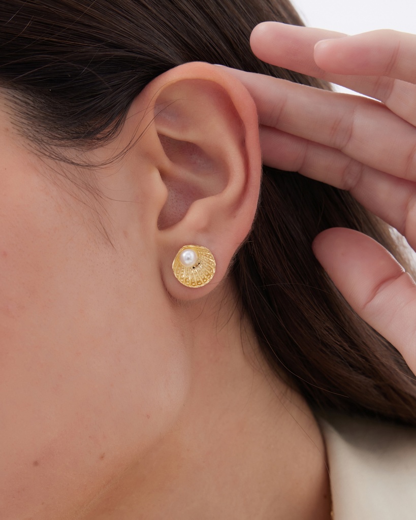 Pendientes botón Solene concha con perla en Plata baño Oro