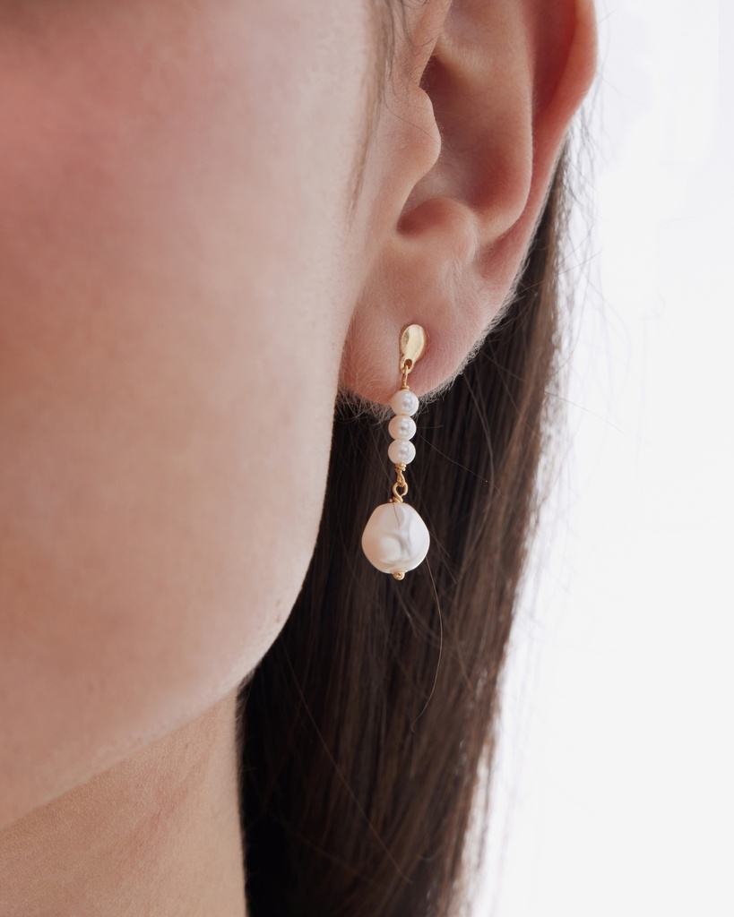 Pendientes cortos Solene con perla barroca en Plata baño Oro