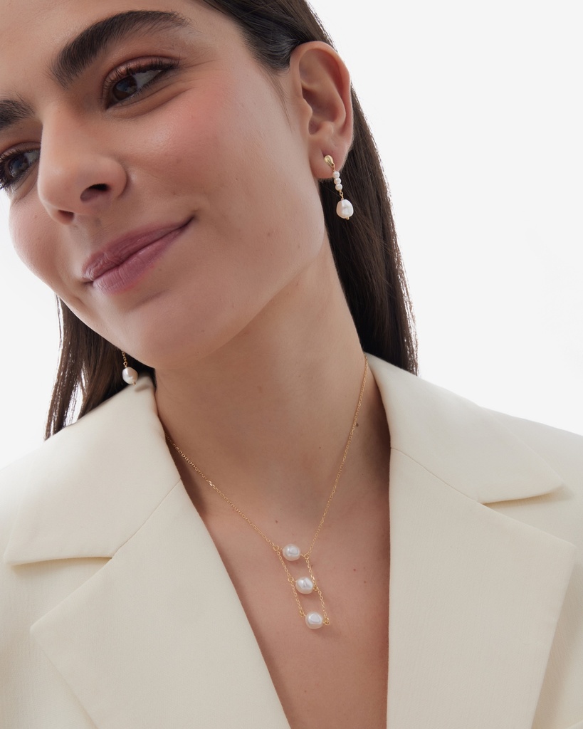 Pendientes cortos Solene con perla barroca en Plata baño Oro