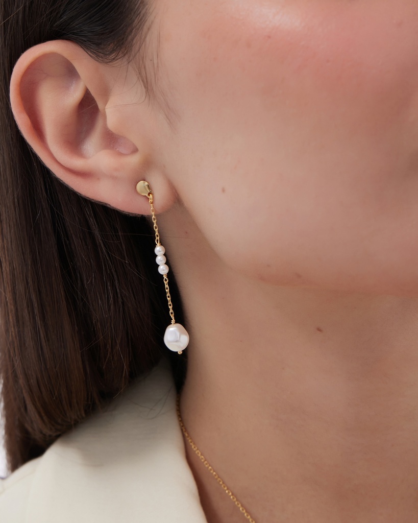 Pendientes largos Solene con perla barroca en Plata baño Oro