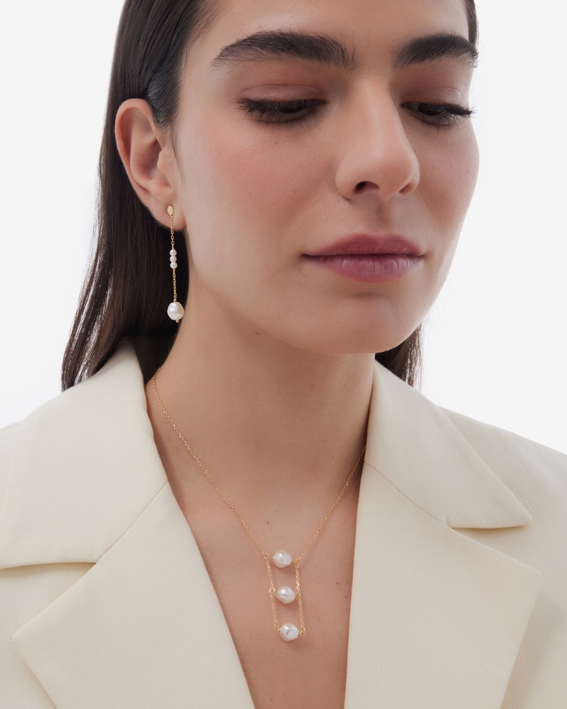 Pendientes largos Solene con perla barroca en Plata baño Oro